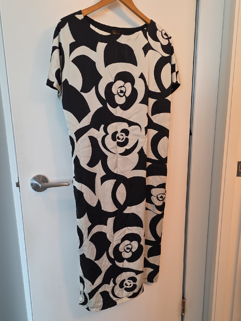 DH-BT Black & White Floral Shift Dress